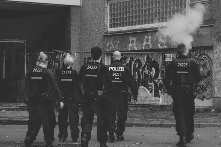 وقف أفراد شرطة في كولونيا بعد مزاعم استخدامهم العنف المفرط