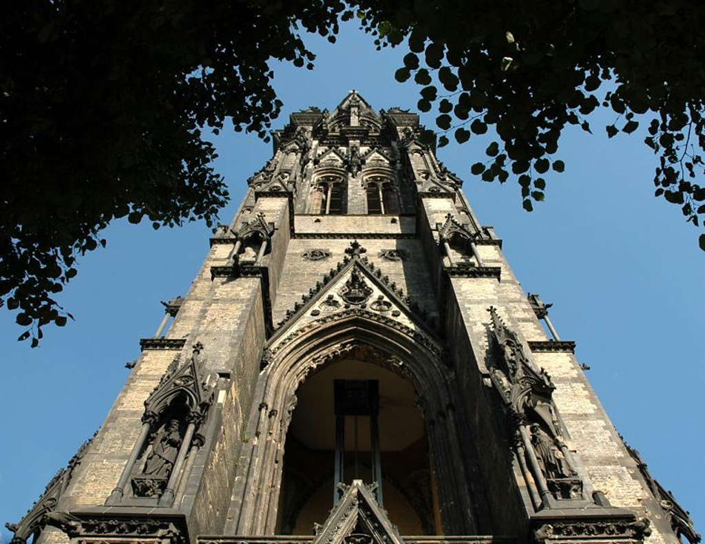 نصب القديس نيكولاس التذكاري: أنقاض كنيسة منذ الحرب