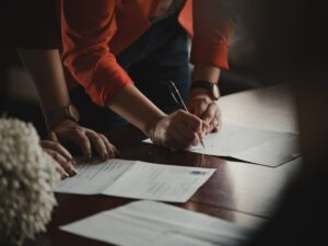 المبادرة الشعبية لمكافحة صادرات الأسلحة تسلم توقيعاتها لمبنى بلدية هامبورغ