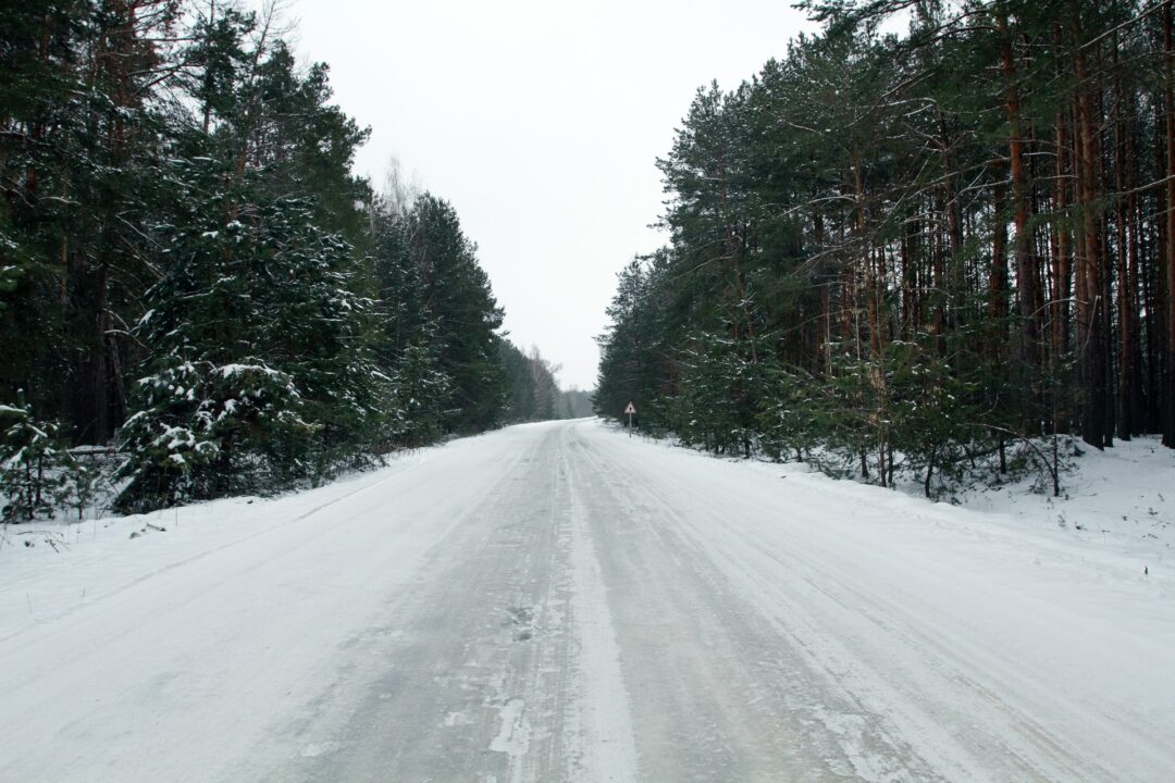 تسجيل العديد من الحوادث بسبب تساقط الثلوج بغزارة في "Hochsauerland"