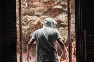 شاب يتتبع امرأة إلى منزلها في فرانكفورت ويطعنها بسكين
