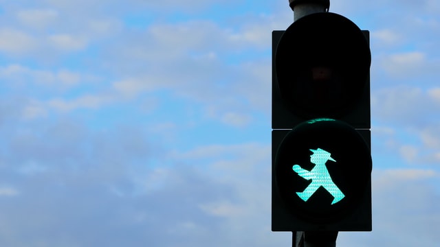 مجموعة من الملصقات على إشارات المرور في هيسن تثير حيرة السكان